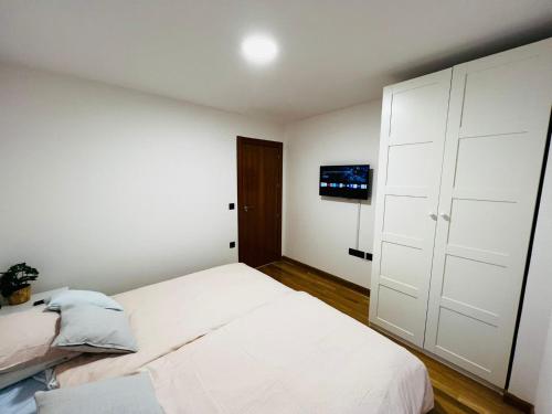 ein kleines Schlafzimmer mit 2 Betten und einem Schrank in der Unterkunft Apartamento Sierra Nevada Galatino 22D in Sierra Nevada