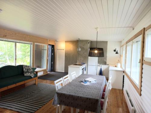Il comprend un salon avec une table et une cuisine. dans l'établissement Private Lakeside Holiday Property in Nature, à Kankaanpää