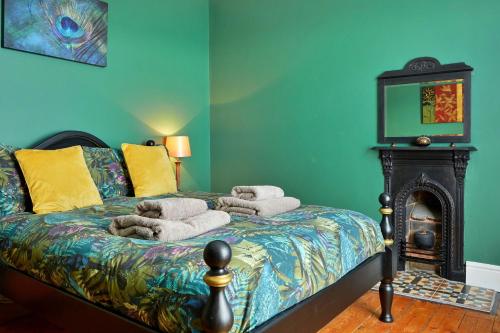 una camera da letto con un letto e asciugamani di Finest Retreats - Peak View a Two Dales