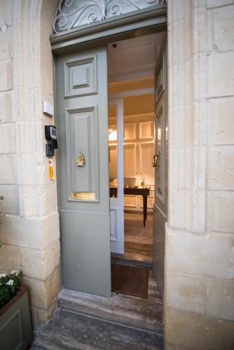 an entrance to a building with a white door at Casa Maria Tereza in Cospicua