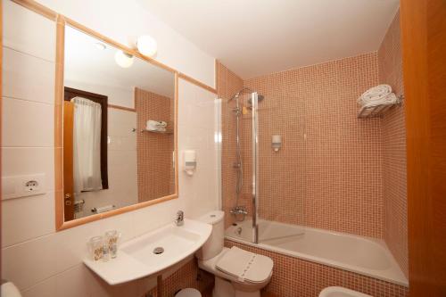 a bathroom with a sink and a toilet and a shower at Hotel Rural Casa de Campo in Soto de Cangas