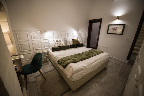 a bedroom with a bed and a desk and a chair at Casa Maria Tereza in Cospicua