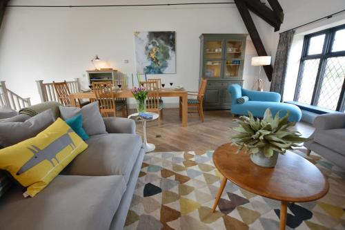 ein Wohnzimmer mit Couch und Tisch in der Unterkunft Badminton, Thorpeness in Thorpeness