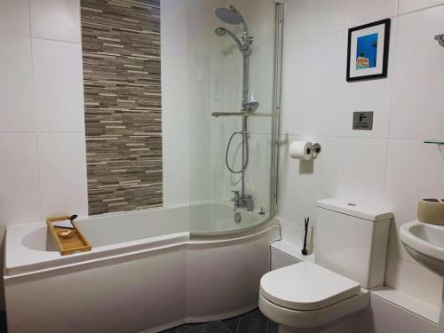 La salle de bains est pourvue de toilettes, d'une baignoire et d'un lavabo. dans l'établissement No.2 Folkestone, à Folkestone