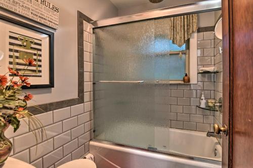 um chuveiro com uma porta de vidro na casa de banho em Cozy Lakefront Lapeer House with 2 Paddle Boats! em Lapeer