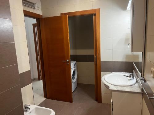 y baño con aseo y lavamanos. en Apartamentos Redondela - Centro histórico, en Redondela