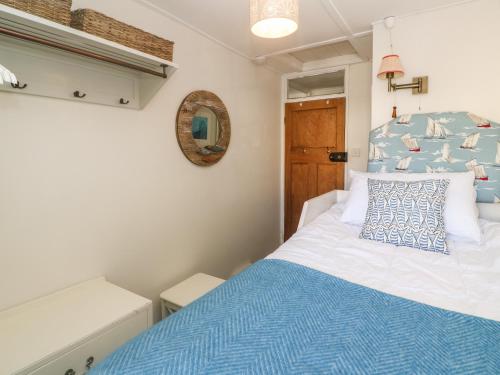ニューキーにあるKimberley Houseのベッドルーム(青と白のベッド、鏡付)