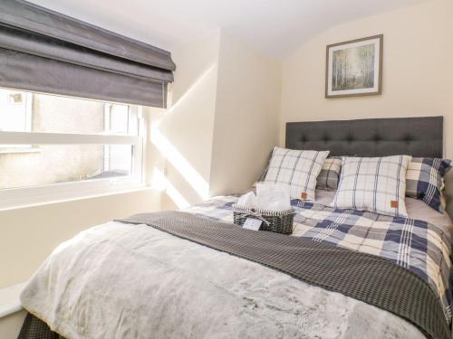 - une chambre avec un lit et une fenêtre dans l'établissement Bridges Cottage, à Torquay
