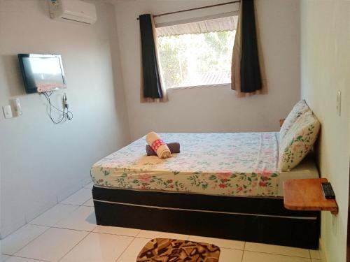 - un petit lit dans une chambre avec fenêtre dans l'établissement La Perla, à Pipa