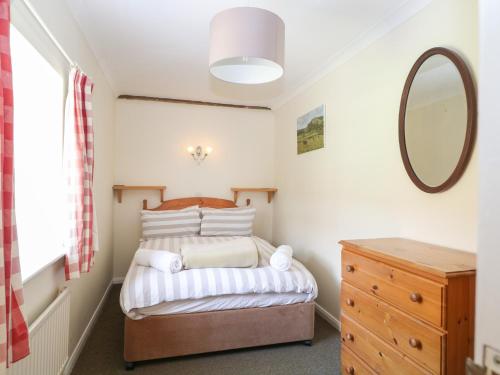 A bed or beds in a room at Byre Cottage 2