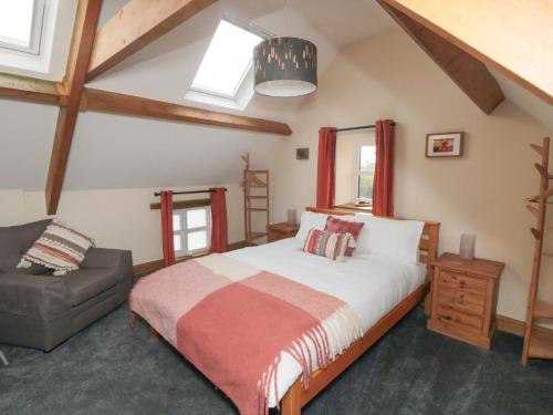 ein Schlafzimmer mit einem Bett und einem Sofa darin in der Unterkunft Crumble's Hideaway in York