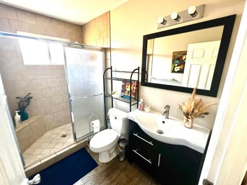 een badkamer met een toilet, een wastafel en een douche bij Sweet Tuscan dreams in LA.Private entrance w/patio in Encino