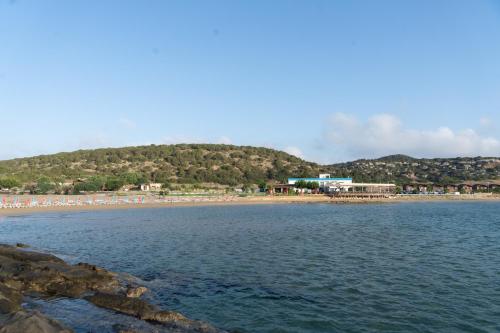 Livana Hotel في Ayia Trias: اطلالة على شاطئ مع مجموعة من الناس
