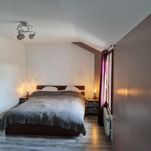 une chambre avec un lit et une fenêtre dans l'établissement SAINT DENIS PARIS STADE de FRANCE DISNEY, à Saint-Denis