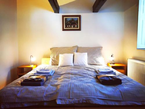 1 dormitorio con 1 cama grande y 2 toallas. en Tornácos Vendégház, en Eger