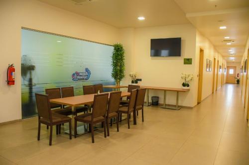 Un comedor con mesa y sillas en AQUA INN Hotel, en Kinshasa