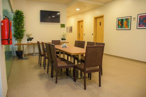 Un comedor con mesa y sillas en AQUA INN Hotel, en Kinshasa