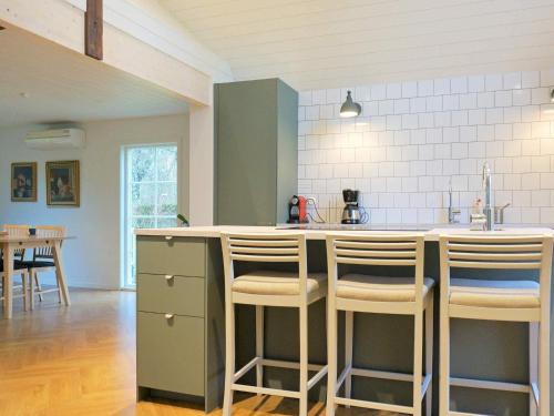 Η κουζίνα ή μικρή κουζίνα στο 6 person holiday home in LAHOLM