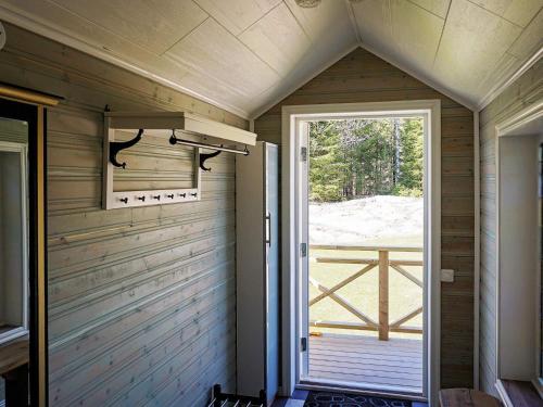 ein kleines Zimmer mit einer Tür und einem Fenster in der Unterkunft Holiday home SVANESUND IV in Svanesund
