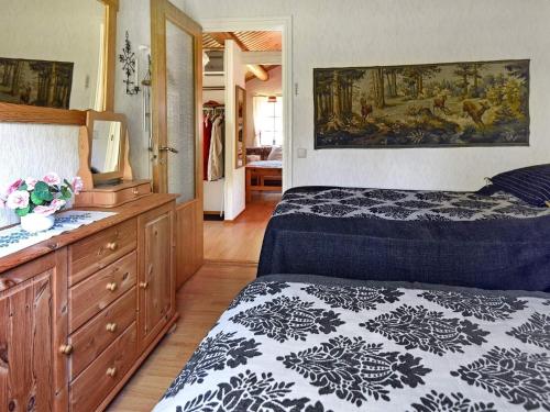 1 dormitorio con cama y vestidor con TV en Holiday home TIBRO, en Tibro