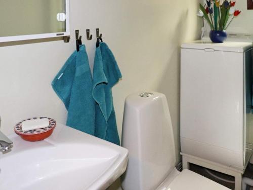 ein Badezimmer mit einem weißen WC und einem Waschbecken in der Unterkunft Holiday home KNÄRED in Knäred