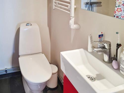 ein Badezimmer mit einem weißen WC und einem Waschbecken in der Unterkunft Holiday home BORLÄNGE in Borlänge