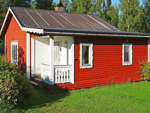 een rood huis met een witte deur en een veranda bij 6 person holiday home in TORSBY in Överbyn