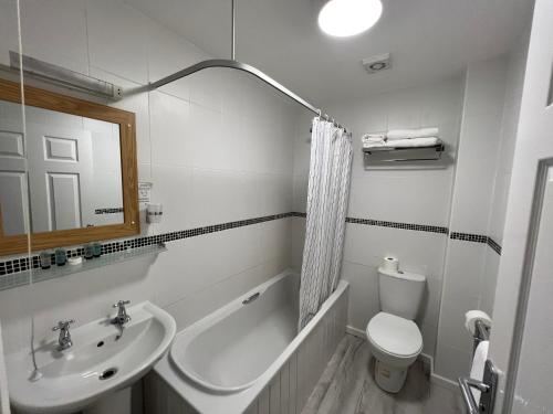 Ένα μπάνιο στο The Chainbridge Hotel