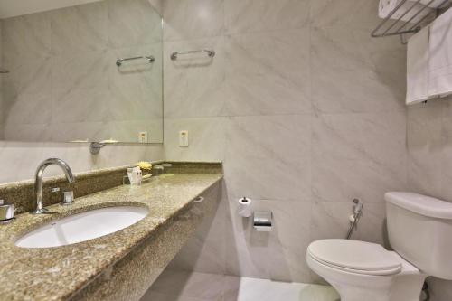 サンパウロにあるFlat Privativo Comfort Ibirapueraのバスルーム(洗面台、トイレ付)