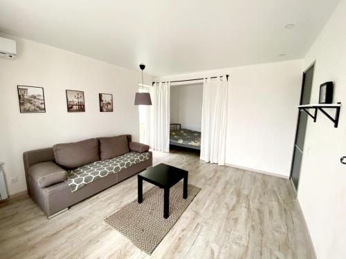 uma sala de estar com um sofá e uma mesa em Стильная квартира в светлых тонах em Dnipro