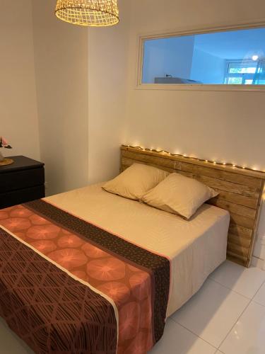 - une chambre avec un lit éclairé dans l'établissement Le p'tit mandarinier, à Canet d'Aude