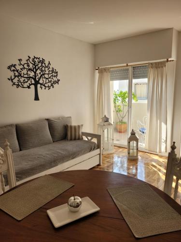 sala de estar con sofá y mesa en Apartamento en el centro de Lomas en Lomas de Zamora