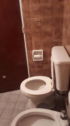 a bathroom with a white toilet in a room at Mi depto en Córdoba II . in Córdoba