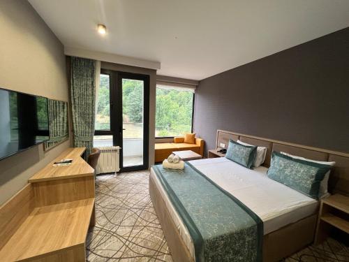 Postel nebo postele na pokoji v ubytování Riva Hill Resort Lankaran