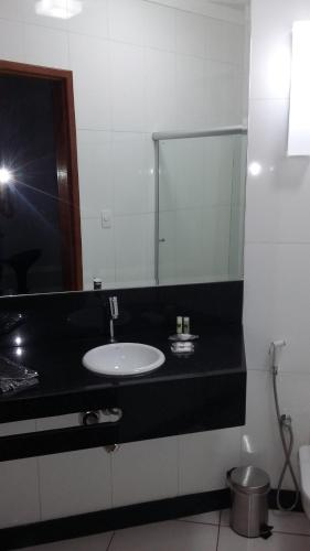 a bathroom with a sink and a mirror at Wmotel in Ouro Branco