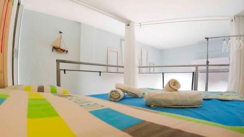 una camera da letto con un copriletto colorato di Modern Apartment 100m. from the Sea a Skála Foúrkas