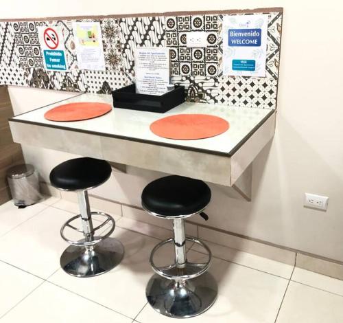 a counter with two bar stools in a store at Departamento H González 2 in El Coco