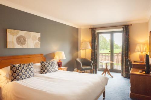 En eller flere senger på et rom på Woodbury Park Hotel & Spa
