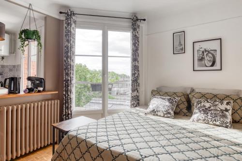 een slaapkamer met een bed en een raam bij Détente et Découvertes en Pro ou en Famille in Vanves