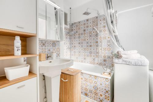 a small bathroom with a sink and a shower at Détente et Découvertes en Pro ou en Famille in Vanves