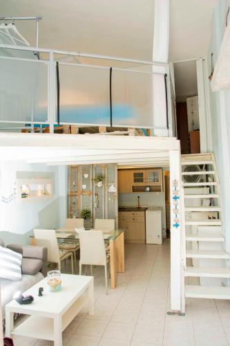 Modern Apartment 100m. from the Seaにあるキッチンまたは簡易キッチン