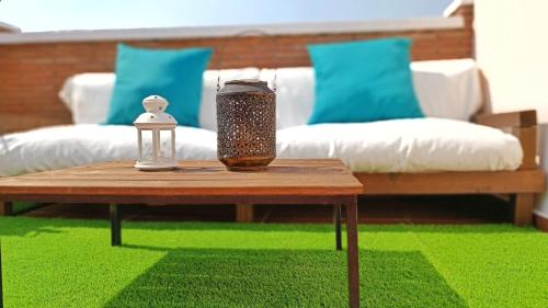 salon ze stolikiem kawowym i kanapą w obiekcie Ático Deluxe Granada, Parking gratis y Terraza w mieście Armilla
