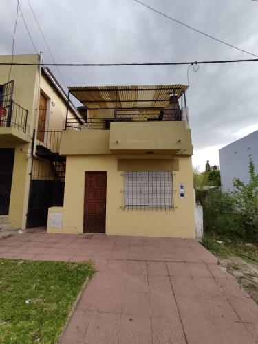 un edificio amarillo con puerta y balcón en HUGO 1 en Colón