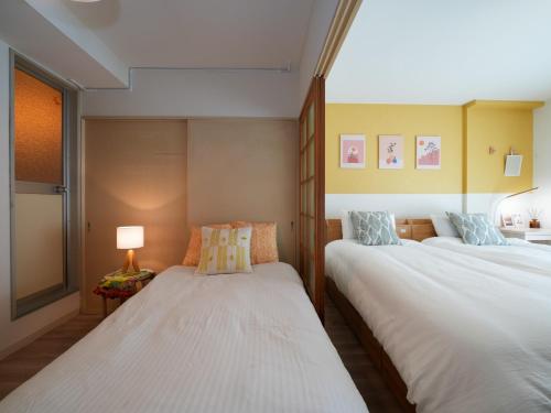 - une chambre avec 2 lits et une fenêtre dans l'établissement Florish 67 - Vacation STAY 43494v, à Sapporo