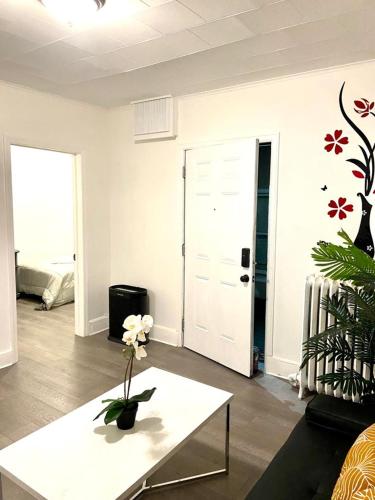 Χώρος καθιστικού στο Modern Room in Shared Apartment Near NYC