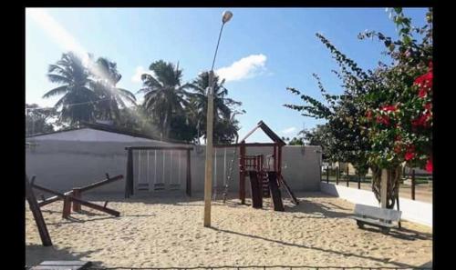 einen Park mit Spielplatz mit Schaukel in der Unterkunft Apartamento Mar de São josé in São José da Coroa Grande