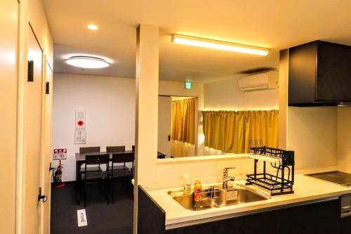 cocina con fregadero y comedor en WADACHI - Vacation STAY 13460, en Osaka