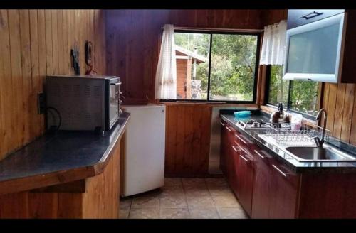 Una cocina o zona de cocina en Cabañas Antonia Trinidad