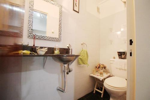 ein Bad mit einem Waschbecken und einem WC in der Unterkunft Departamento muy buena ubicacion in Buenos Aires