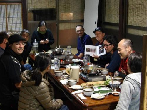 een groep mensen die rond een tafel zitten bij Saraya - Vacation STAY 41728v in Kamiyama
